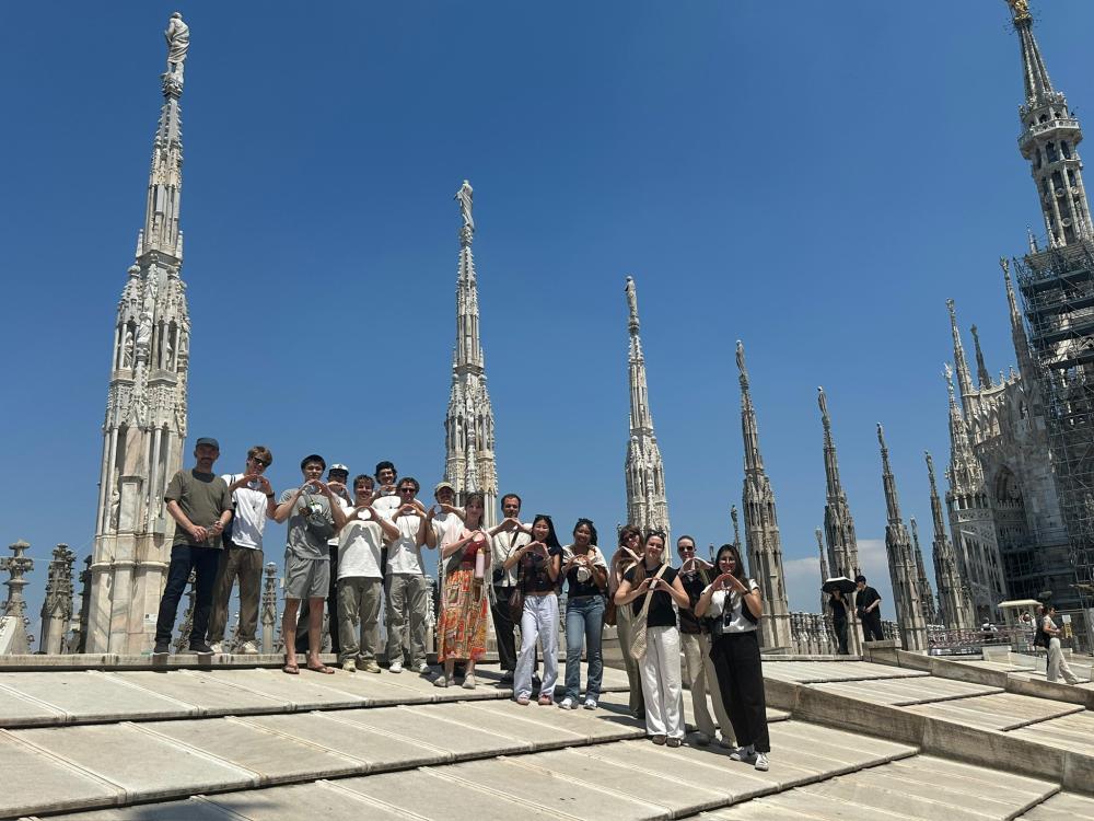 A group of uo student standing in front of Milan architecture styled pillars 