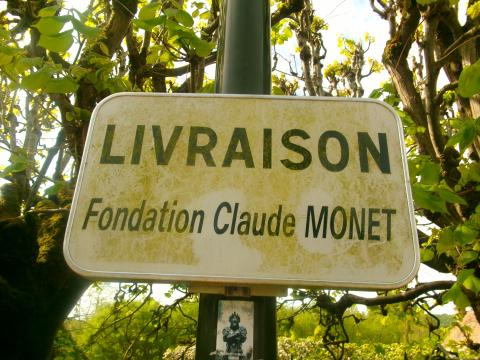 French sign pointing to Claude Monet's garden.