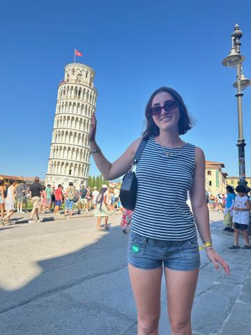 Morgan stands with her hand aligned with the Leaning Tower of Pisa