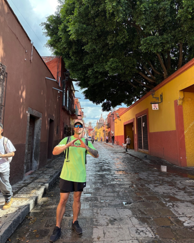 Raymond Mullen throwing O on street in Queretaro