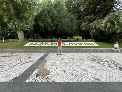 Jayden stands in front of an "Oviedo" sign and throws his "O"