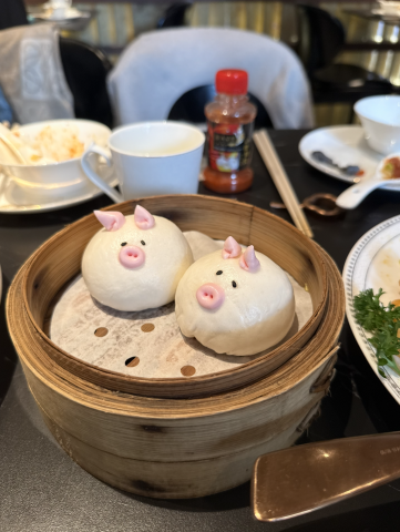 2 steamed buns shaped like pigs
