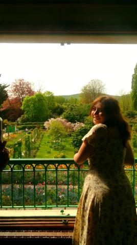 Giana smiling in front of Monet's gardens