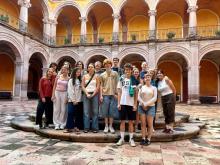 A group of uo students standing in an courtyard in Querétaro