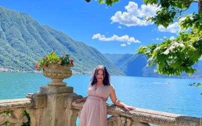 Izzy de Klerk posing in front of a lake in Italy