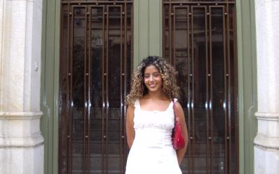 A uo student posing outside an apartment in Barcelona