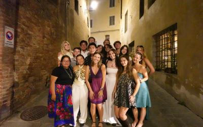 A group of UO students in an alleyway